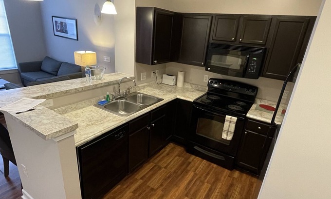 Carmel Apartamento | RARE 1 bedroom with DEN + 2 full baths in Carmel!
