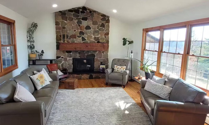 Rochester Casa | RARE! Pool, hot tub, garden &chickens! 4m to Mayo