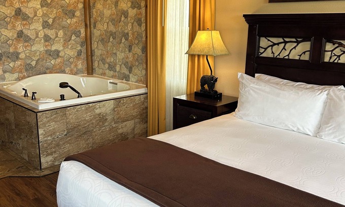 Gatlinburg Complejo | Rare Thanksgiving week 2-bedroom resort in fantastic Gatlinburg TN.