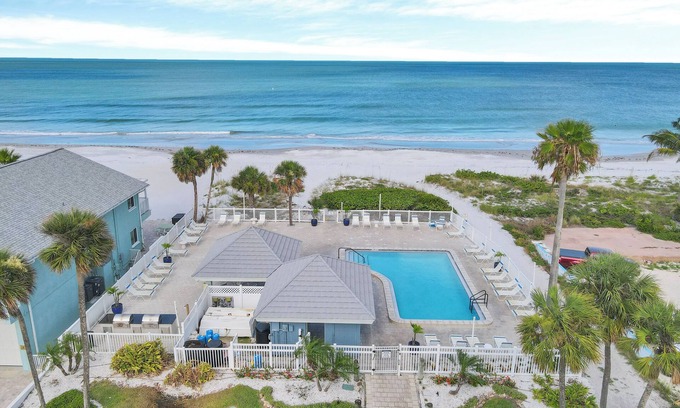 Redington Shores Condominio | Listo para una vacaciones! Sleepy Sea Turtle 2 BR / 2BA condominio frente al mar en alquiler !!