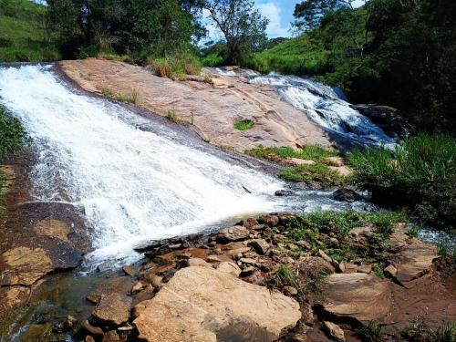 Paraisopolis Casa | Recanto do sonho, com cachoeira no quintal