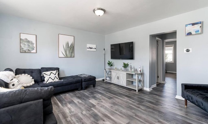 Dundalk Apartamento | Recently renovated 3BR home near Heritage Park!