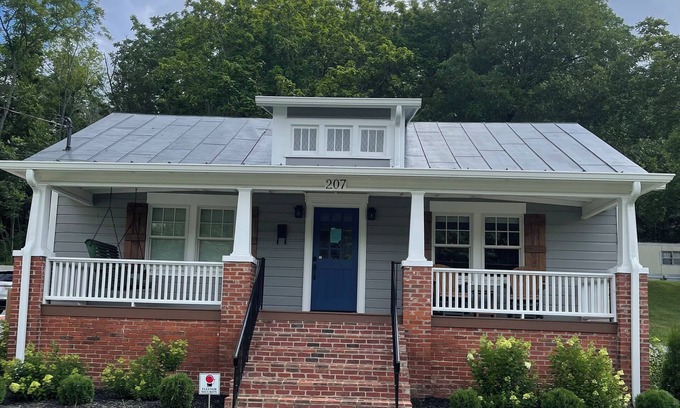 Greeneville Cabaña | Recently updated Park Street Cottage with garage in Downtown Greeneville, TN.