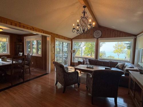 Ramara Casa | Red Brickhouse Lakefront Cottage