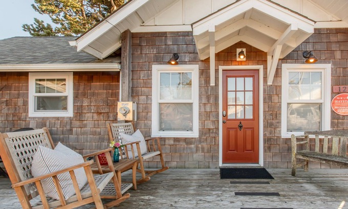 Downtown Cannon Beach Casa | Red Door Summary: Red