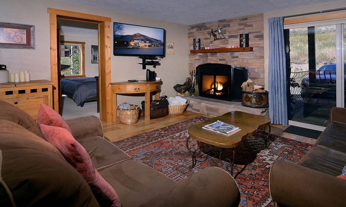 Crested Butte Condominio | Hermoso condominio de 2 dormitorios, piscina, jacuzzi, sauna! Completamente renovado! En ruta lanzadera. 5º nt gratis hasta