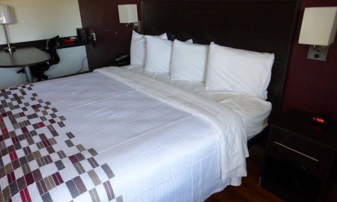 Florissant Hotel | Red Roof Inn St Louis - Florissant