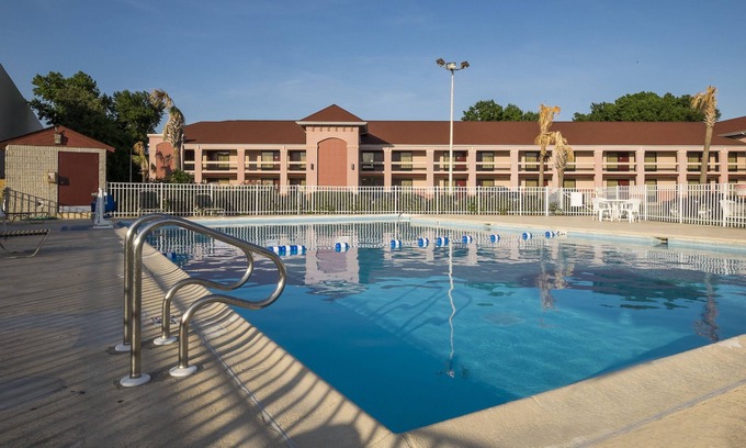 Northwest Hotel | Red Roof Inn Virginia Beach - Norfolk Airport