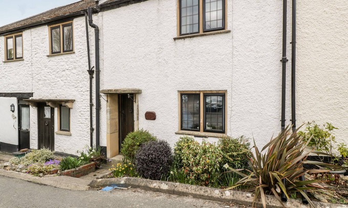 Yarcombe Cabaña | RED ROOF, pet friendly, with open fire in Combe St Nicholas