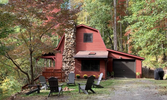 Swannanoa Cabina | Red Stone Retreat-10 Min to Asheville, Game Room, Firepit, Quiet and Secluded