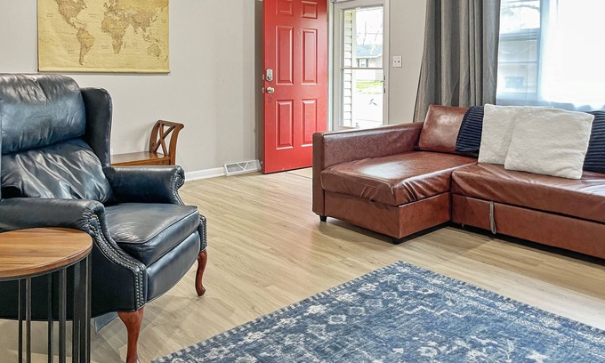 Springfield Casa | Red Tail Cottage: Full Fence, Hammock Chair, Walk to Bass Pro, Movie Night