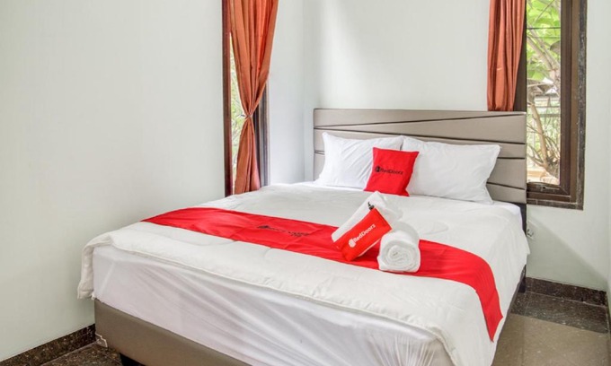 East Jakarta Casa | RedDoorz near Taman Mini Jakarta