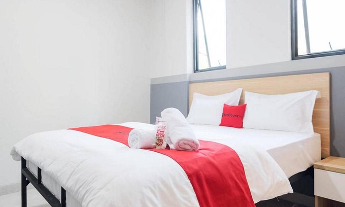 Tanjung Duren Utara Hotel | RedDoorz Plus near Taman Anggrek Mall