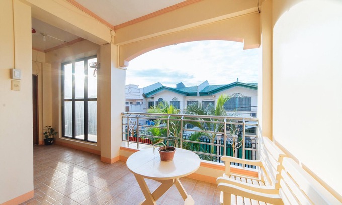 Mandurriao Hotel | RedDoorz @ Q Abeto Street Mandurriao