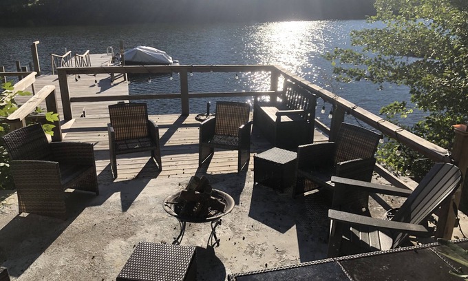 New Fairfield Casa | REDUCED FOR AFTER LABOR DAY - Waterfront cottage on Candlewood Lake