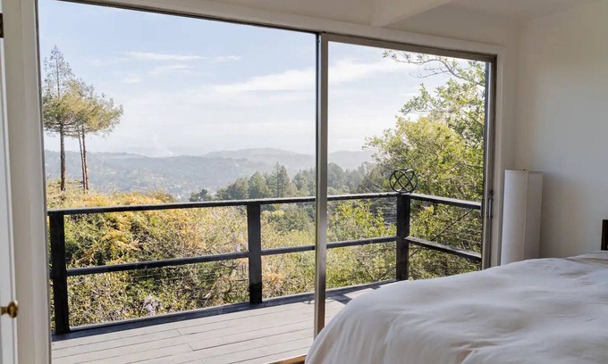 Mill Valley Cabina | Redwood Forest Bungalow In Town with Deck Views