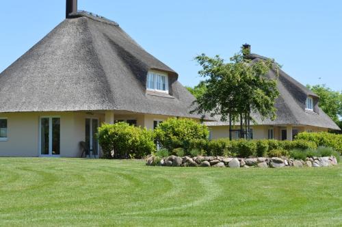 Staberdorf Casa | Reetdachhaus 1, inkl 2 Parkplätze