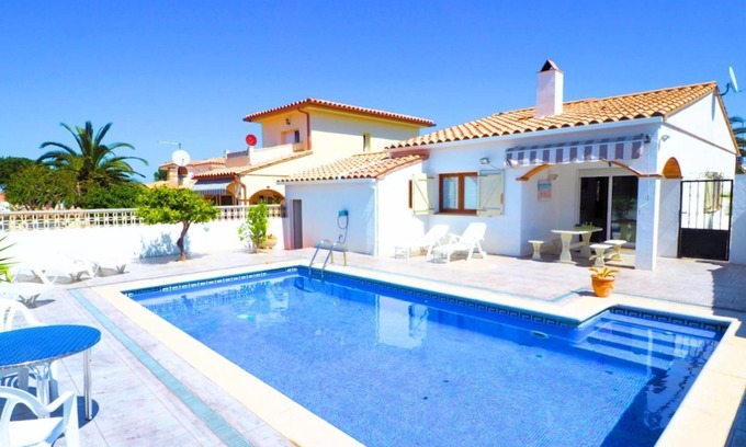 L'Escala Casa | Ref. DESTINATA: Casa con piscina privada, aire acondicionado y wifi.