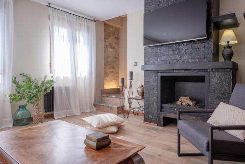 Alfacar Casa | Refugio invernal con chimenea, barbacoa y jacuzzi