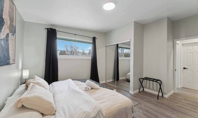 Ottawa Division Casa | Regal 5BD Retreat W/ POOL | 15 MINS 2DT