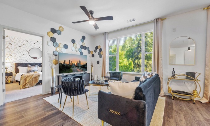 Downtown Decatur Apartamento | Regal Noir 2BR/2BA | Short-Term Rental in Decatur w/ Pool & Rooftop Lounge