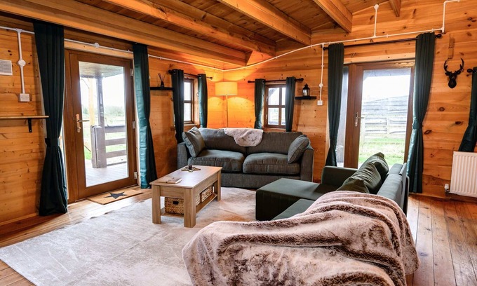 Rugeley Chalet De Esquí | Reindeer Lodge: Private Hot Tub Near Cannock Chase