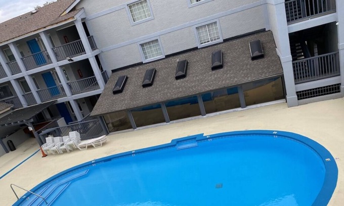 Merry Oaks Casa | Relax and Recharge! 3 Great Units, Budget-friendly, Free Breakfast, Onsite Pool
