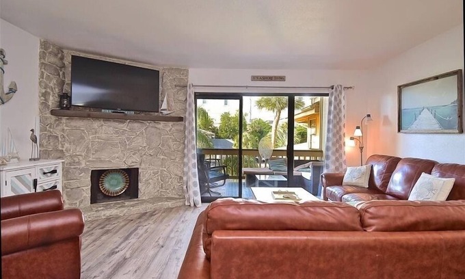 Siesta Key Condominio | Relax at Cozy Cove! Waterfront w/Large Pool & Boat Dock. Short walk to Turtle Beach. CC4
