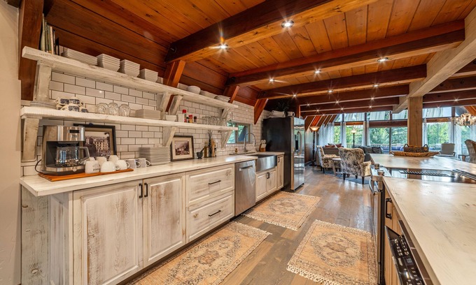 Coram Casa | Relax at Hebron House-sleeps 12 - 7 miles to Glacier w/scenic views & comfort!