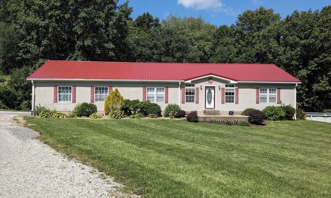 Bluford Casa | Relax at Woodland Country Lodging, surrounded by the beauty of nature.