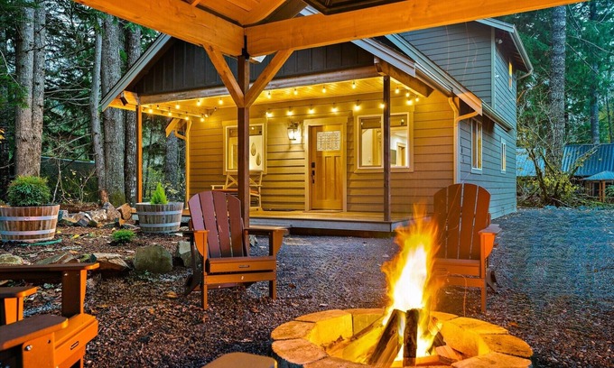 Paradise Estates Cabina | Relax by Rainier: Luxe King, Full Kitchen, Covered Fire Pit, AC, 5 mi to Park