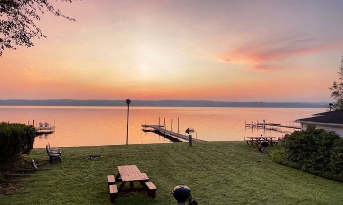 Niobe Cabaña | Vacaciones en el lago, excelente vista, muelle propio + pozo de fuego + BBQ + estacionamiento + cerca del centro