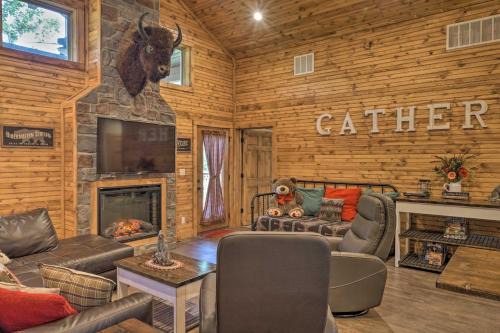 Reeds Spring Casa | Relax Fireside Family-Friendly Branson West Cabin