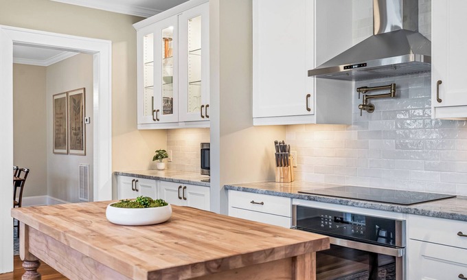 Burlington Casa | Relax in Luxury The Fogleman House in Historic Downtown Burlington