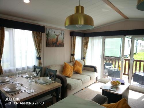 Hopton Apartamento | Relax in Stag Lodge at Caldecott Hall Park Norfolk 4 berth Undercover Terrace