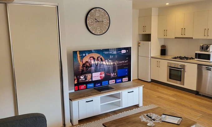 Cooks Hill Casa | Relax in Style and elegance – 3-Bedroom, 2-Bath Apartment with Secure Parking