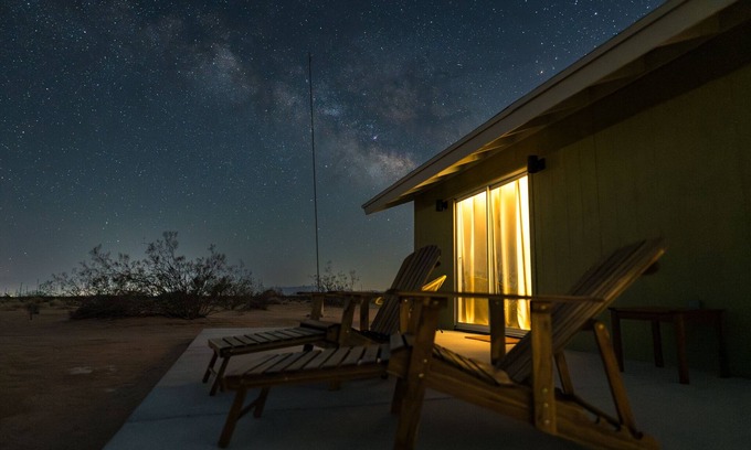 Landers Casa | 🌵 Relax in Style at The Green Jackrabbit - Hot Tub, Record Player + Endless Desert Views 🌵
