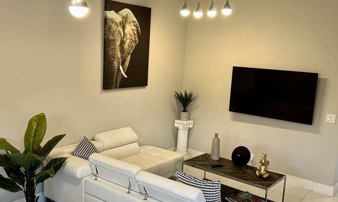 Davie Casa | Relax in this Modern 2 Bedroom Home Close to Shopping and Highway