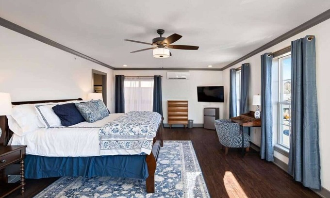 Parkville Apartamento | Relax KingBed Walkable to Eateries and Shops
