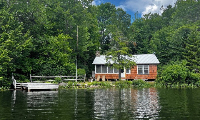 Warren Cabina | Lake Armington charming Lakefront 3-bedroom cabin. No Cleaning/Pet Fees