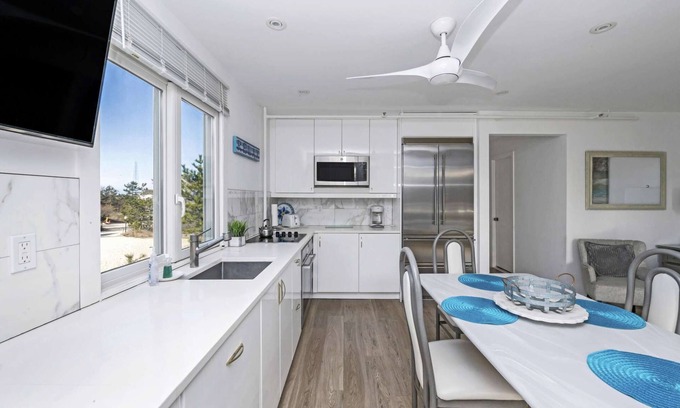 Napeague Apartamento | Relax'n white & blue 1-BR Apt w/ Balcony!