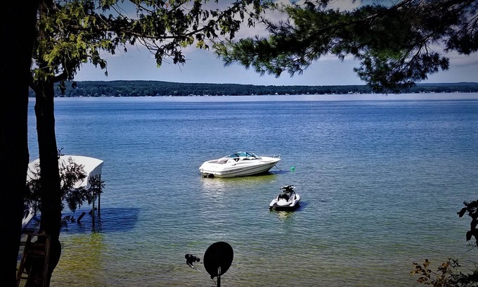 Indian River Cabaña | Relájese En Hermosa Burt Lake. Durante todo el año Comfort en este lago adelantado Chalet.