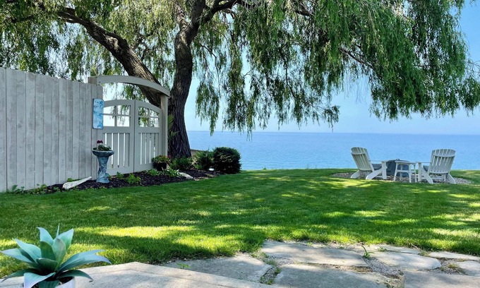 Willobee On The Lake Cabaña | Relax on Lake Erie at our charming 2-bedroom cottage