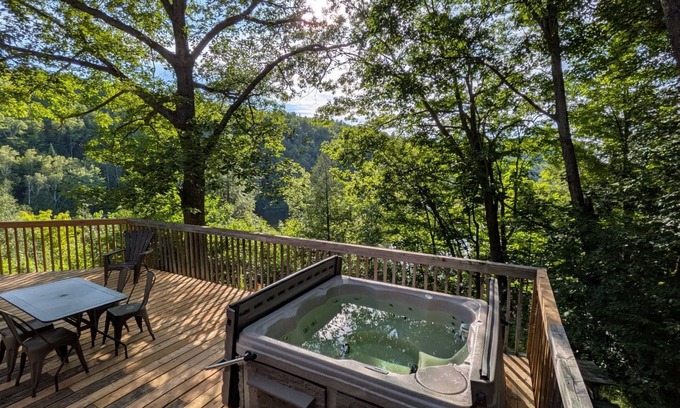 Val-des-Monts Cabaña | Relax on the Shores of Charming Lac McArthur