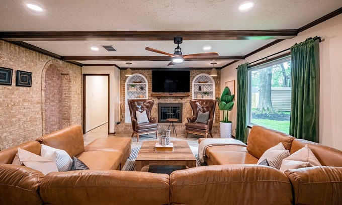 Clear Lake Casa | Relax & Play: Saint Cloud Home with Cozy Porch and Game Room Fun