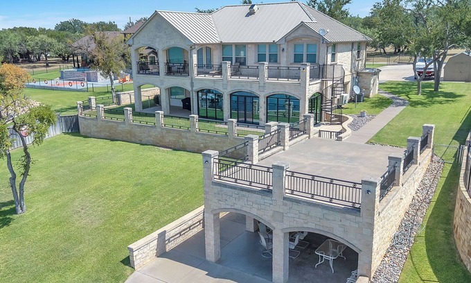 Graford Casa | Relax, Unwind & Dockside Dine by the Lake