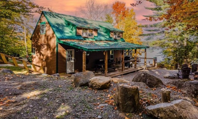 East Corinth Casa | Relax & unwind enjoying stunning views of the lake. Comes with a private dock.
