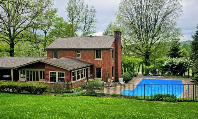Armbrust Casa | Relax & Work: Cozy 4BR Retreat, Fireplace, Fast Wi Fi, Ideal Location, Turnpike