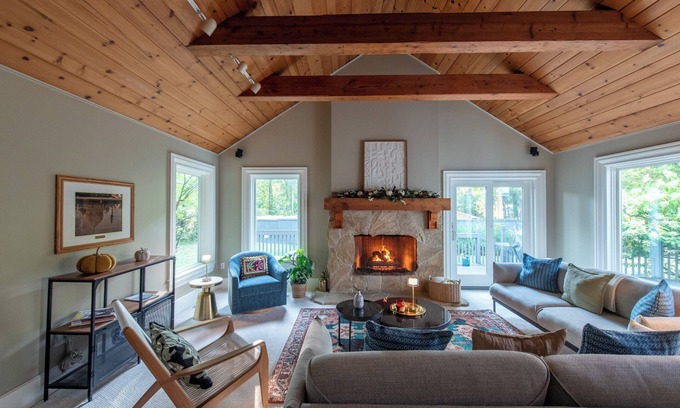 Ann Arbor Casa | Relaxing Ann Arbor Stay — Sleeps 9, Hot Tub, Deck, and Gourmet Kitchen
