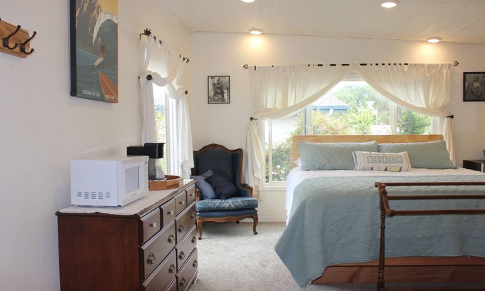 Morro Bay Apartamento | Relaxing Bed and Bathroom with private entrance. Short walk to beach!